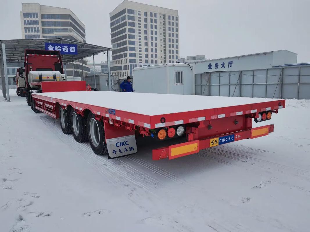 天恒基汽車城 低平板半掛車13.75米平板，現車充足，歡迎選購